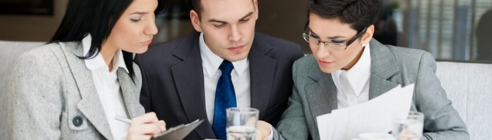 אנשי עסקים מחפשים אופציות של גיוס הלוואות ומימון עסקי