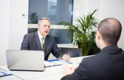 איש עסקים ועובד בנק מנהלים שיחה אודות הלוואה לעסק חדש