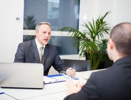 איש עסקים ועובד בנק מנהלים שיחה אודות הלוואה לעסק חדש