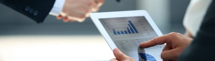 אנשי עסקים לוחצים ידיים בפגישה הקשורה לגיוס אשראי