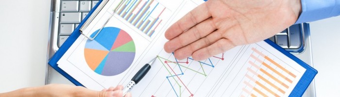 נציג של הוסכנות לעסקים קטנים יושב עם בעל עסק