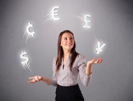 אשת עסקים בודקת אופציות להלוואה להרחבת העסק שלה